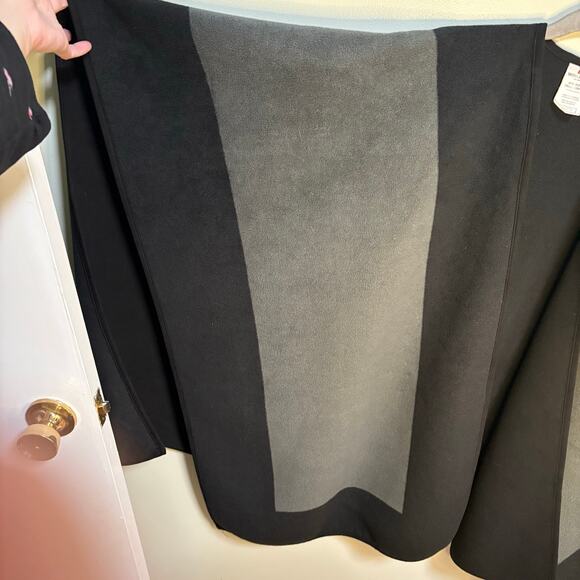 Woolrich Blanket Wrap Grey & Black Colorblock Soft Sweater One Size Reversible - Picture 4 of 6